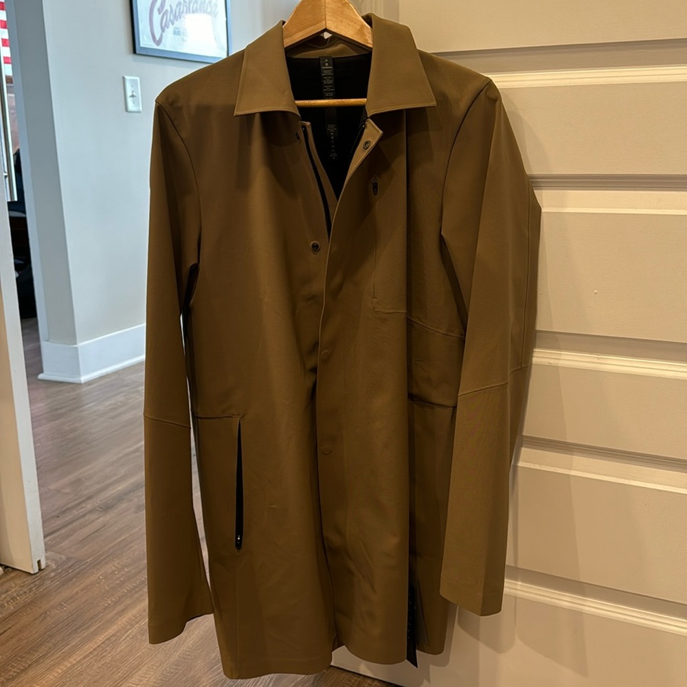 Brand new Lululemon Driver Coat Size M (Tags Attached)